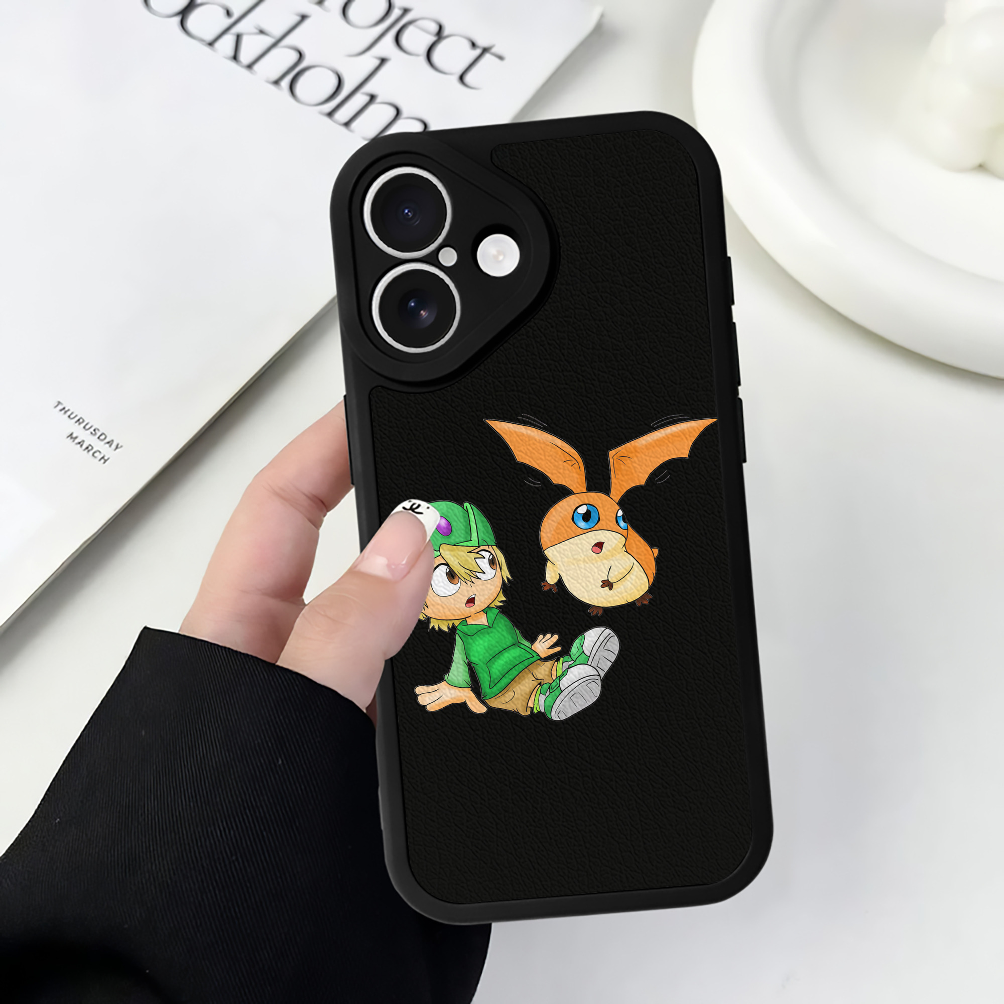 （画像用） Digimon デジタルモンスター/デジモン 【iPhone 16シリーズ対応】シリコンスマホケース（レザー調） 材質：シリコン